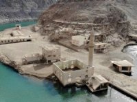 Baraj sularının çekildi tarihi köy ortaya çıktı