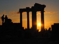 Apollon Tapınağ'nda gün batımı turistleri büyülüyor