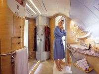 Emirates, ikonik A380'de uçak içi hizmetini yeniden tasarladı