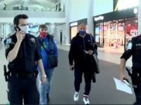 Rus sporcular ısrarla maske takmadılar, uçağa polis çağırıldı
