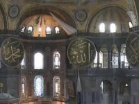 Ayasofya’nın hat levhaları kapıyadan sığmayınca içeride kaldılar…