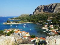 Yunanlılar Ada sakinlerine aşı yapıp turizmi açıyorlar