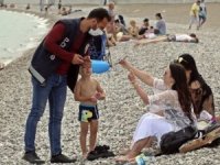 Antalya’da denize giren, güneşleneni turistler sorgulandı