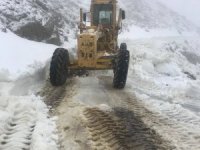 Yörük göçü öncesi karla kaplı olan Dumanlı Yaylası yolu açıldı