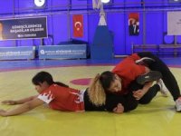 Güreşçi kızlar, dünyada Antalya’yı temsil edecek