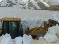 Antalya Yörük göçü için karla kaplı yayla yollar açıldı