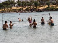 Kısıtlama kalktı Bodrum'a akın başladı, sahillerde yer kalmadı
