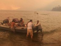 Botlar, tekneler seferber oldu, mahalleli yangından kurtarılıyor