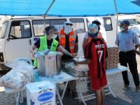 Yanan alanlarda üç öğün yemek dağıtımı yapılıyor