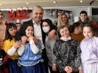 Başkan Uysal ,2022 yılını  engellilerle pasta keserek kutladı