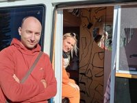 Rus çift, Kaş'tan Gazipaşa'ya karavan dolmuşla dolaşıyor