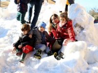 Taşıma karla çocuklar karda oynamanın keyfini çıkardı