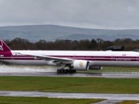 Qatar Airways Boeing 777'yi Toulouse'da yeniden boyadı