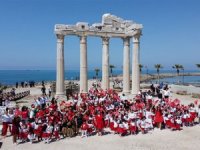 Çocuklar, 23 Nisan Bayramı coşkusunu Apollon Tapınağında yaşadı