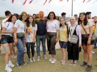 Color Fest etkinliğinde gençler, Başkan Şükrü Sözen'I boyadı