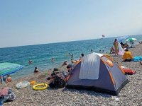 Antalya’da sıcaktan kaçanlar serinlik için plajda sabahlıyor