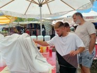 Turistler, turistik pazarlarda 'karlama' yiyerek serinliyor