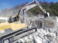 Milas'ın turistik mahallelerinde kaçak yapılar yıkılıyor