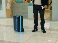 Sahibini takip eden robotik bavul