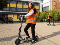 Elektrikli scooter'ın güvenli kullanımı hakkında bilgilendiriliyor