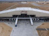 Dünyanın en büyük uçağı  Stratolaunch havalanıyor