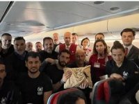 THY'den İspanyol arama kurtarma ekibine bröve hediyesi