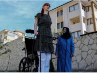 "Dünyanın en uzun boylu kadını" hayalini gerçekleştirdi