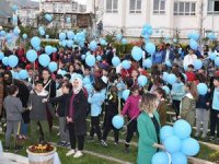 Mavi balonlar otizm farkındalığı için gökyüzüne bırakıldı