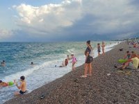 Halk ve turistler Konyaaltı Plajı'nda denize girdi