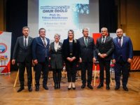 Başöğretmen ödülünün sahibi ; Yılmaz Büyükerşen oldu