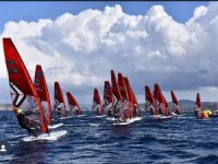 Windsurfçüler 2 Mayıst'a Foça’nın mavi sularında yarışıyor