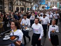 Garsonlar kahve ve kruvasan ile yarışıyor