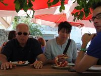 Turistler köy turuna portakal ve nar suyu içerek başlıyor