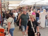 Manavgat'ta turistler pazara akın etti