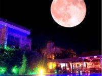 82 dakika sürecek "Kanlı Ay" tutulması başladı