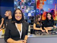 Ünlü iş kadını kendi gece kulübünde sahneye çıktı