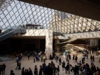 Louvre Müzesi'ni soydular! Hırsızlar mücevherleri çalıp kaçtı