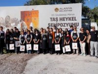 Öğrenciler, heykeltraşlar la birlikte taşlara şekil verdi