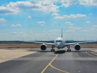 Uçağı Kaçıran Yolcular Piste çıkıp durdurmaya kalkıştı