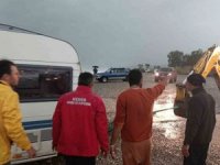 Karavanla denize sürüklenen Rus turistler kurtarıldı