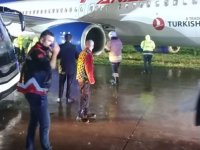 Yolcu uçağı pistten çıktı, toprağa saplandı