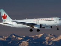 Air Canada, uçakta ücretsiz alkol servisi yapıyor