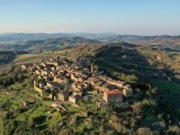 İtalya'nın Orta Çağ kasabası taşınana kira desteği sunuyor