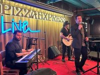 Oyuncu Mert Fırat PizzaExpress Dubai’de şarkı söyledi