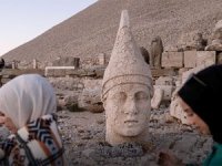 Devasa taş tanrıların 2000 yıllık bir gizemi koruduğu yer