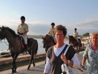 Side'de turistelere atlı jandarma yardım ediyor