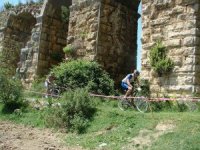 Alman bisikletçiler Roma su kemerlerini görmek için pedallıyor!