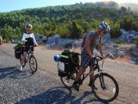 Alman bisiklet sevdalıları üç köylü görmek için pedal çeviriyor