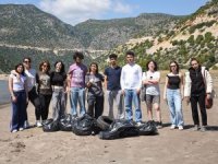 Üniversite öğrencileri Çayağzı Sahilini temizledi!