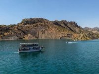 Atatürk Baraj Gölü’nde güneş enerjili tekneyle keşif yapıldı
